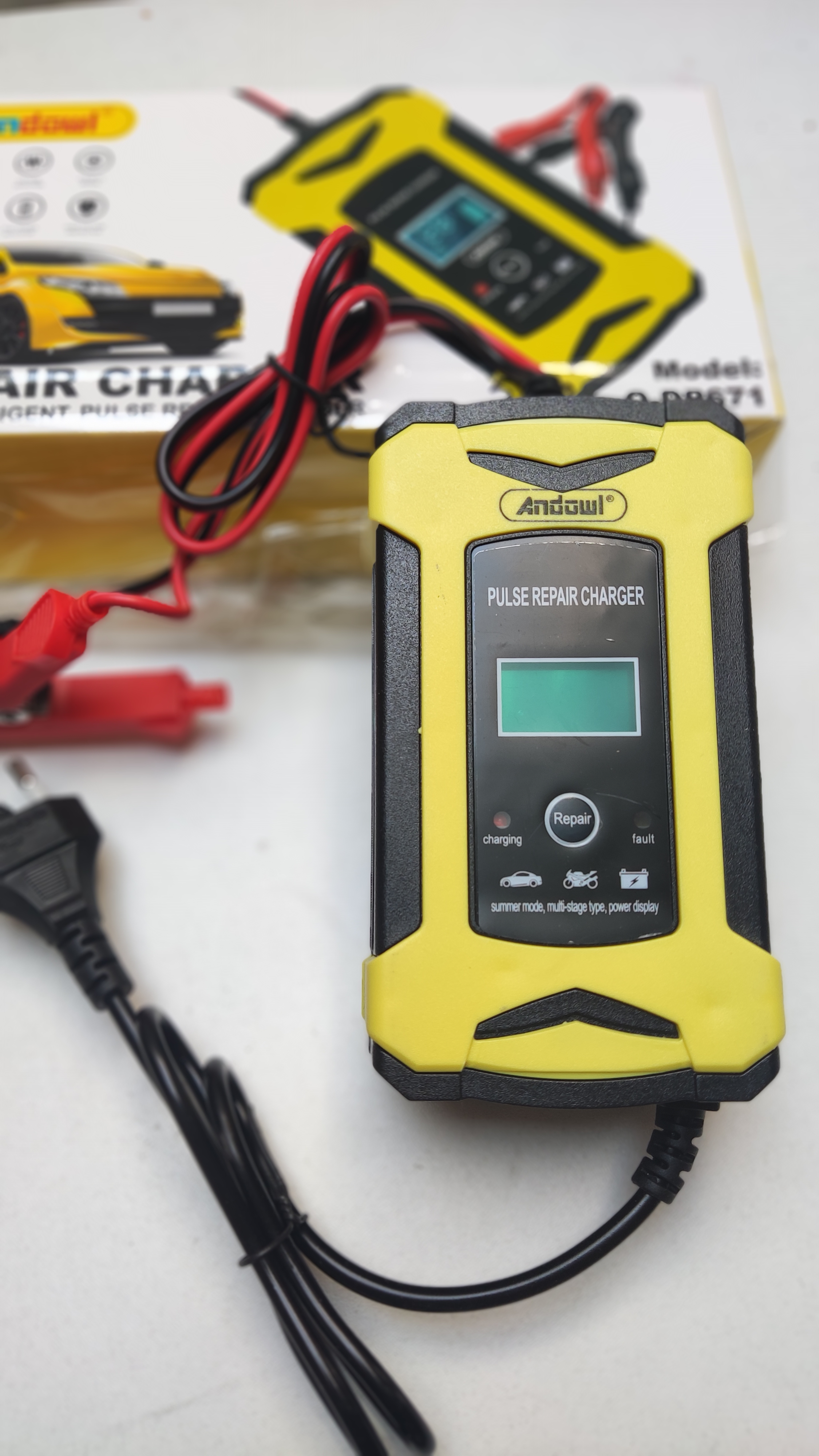 Nabíječka autobaterií  12V  6A AGM LiFePO4 Lead Acid LCD displej