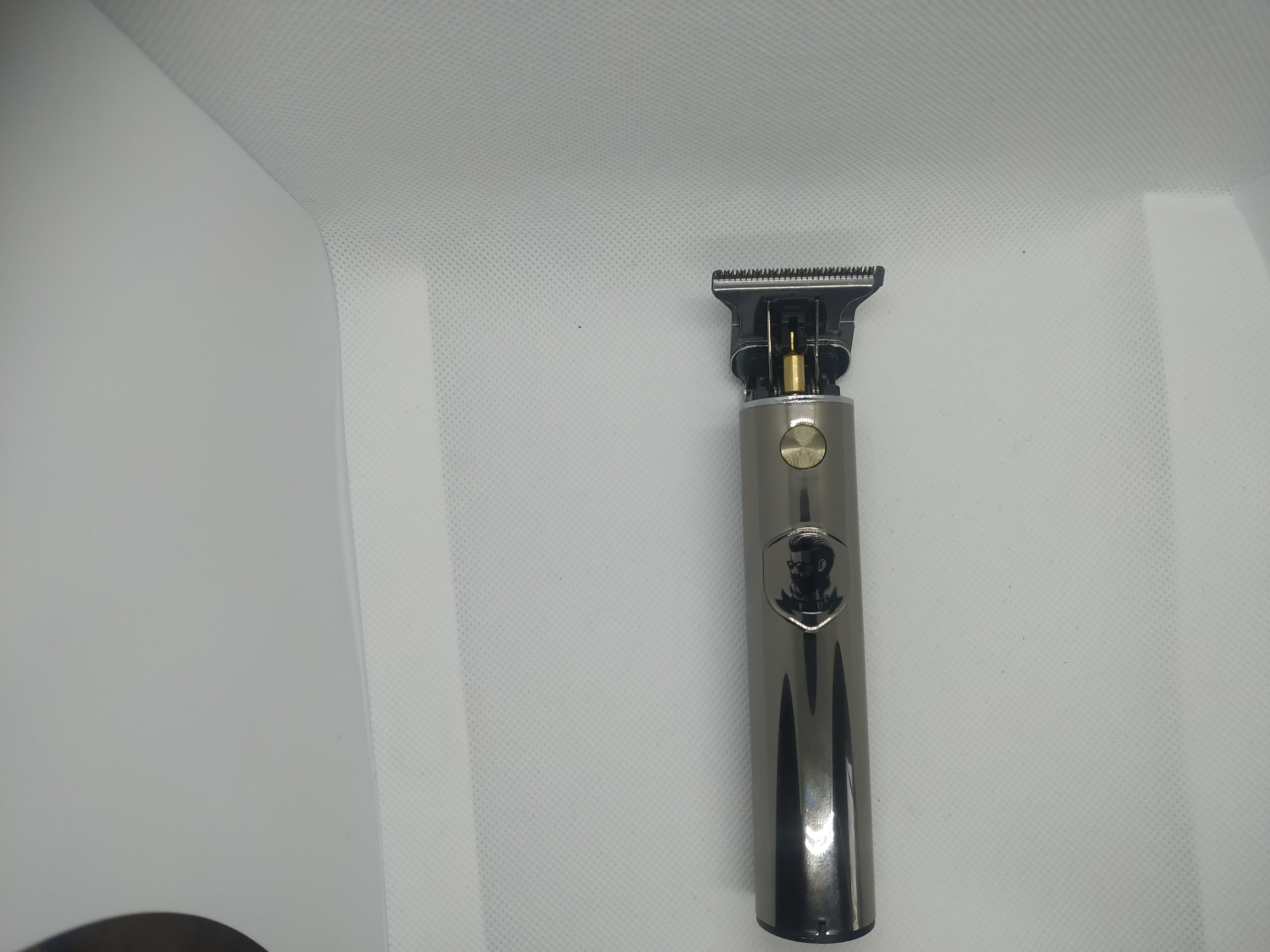 ELEKTRICKÝ ZASTŘIHOVAČ