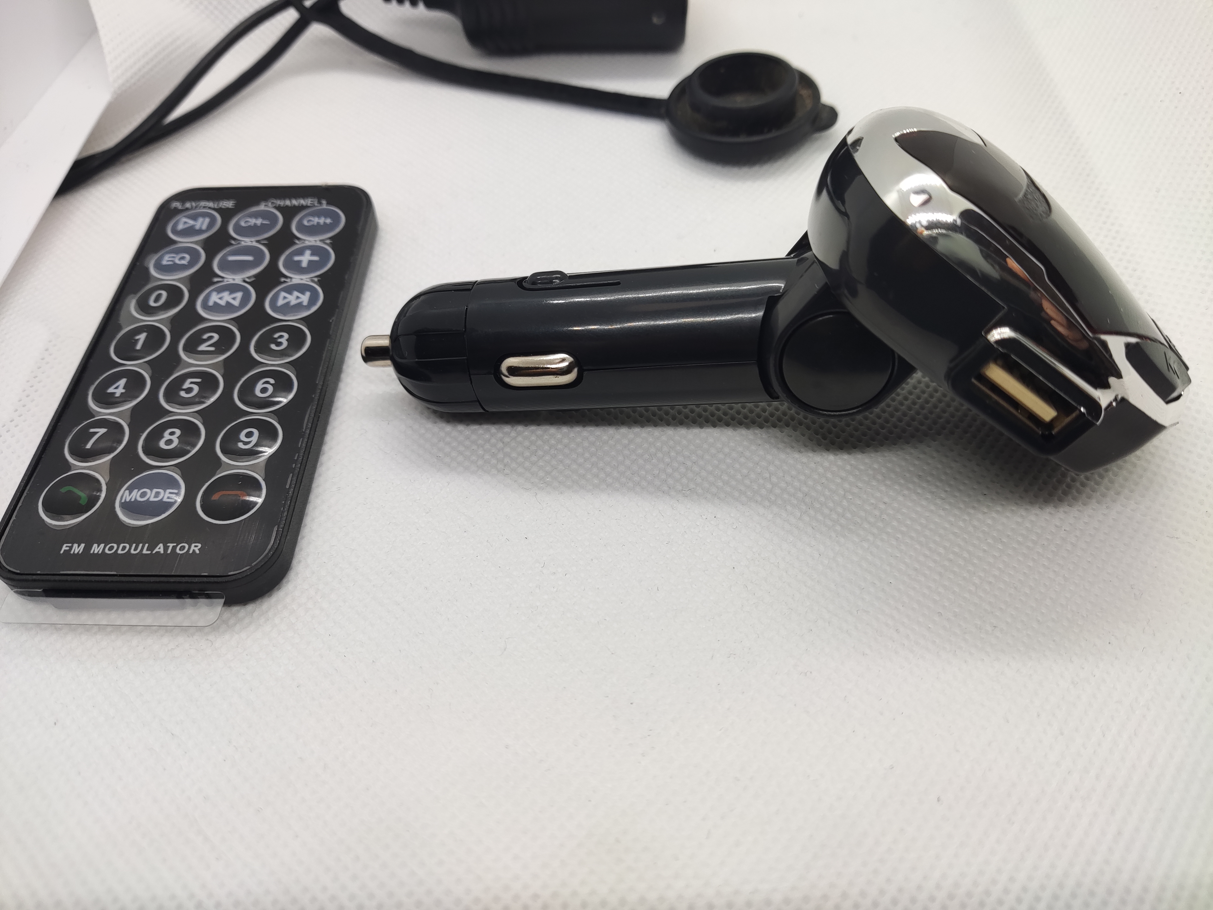 FM transmitter s přehledným displejem do autozapalovače