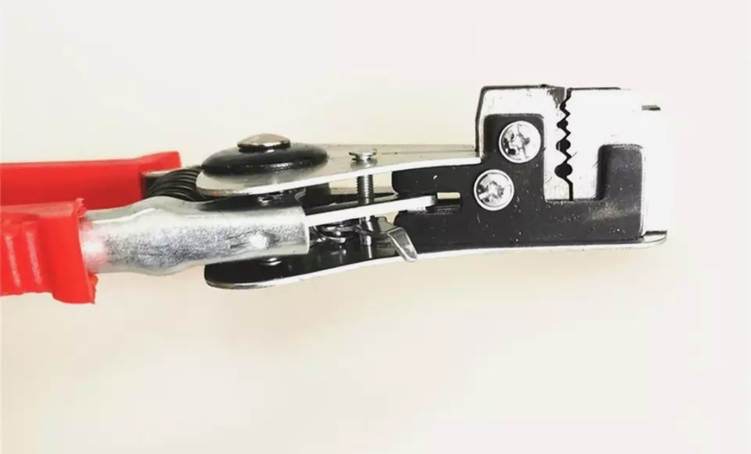 Automatické odizolovací kleště