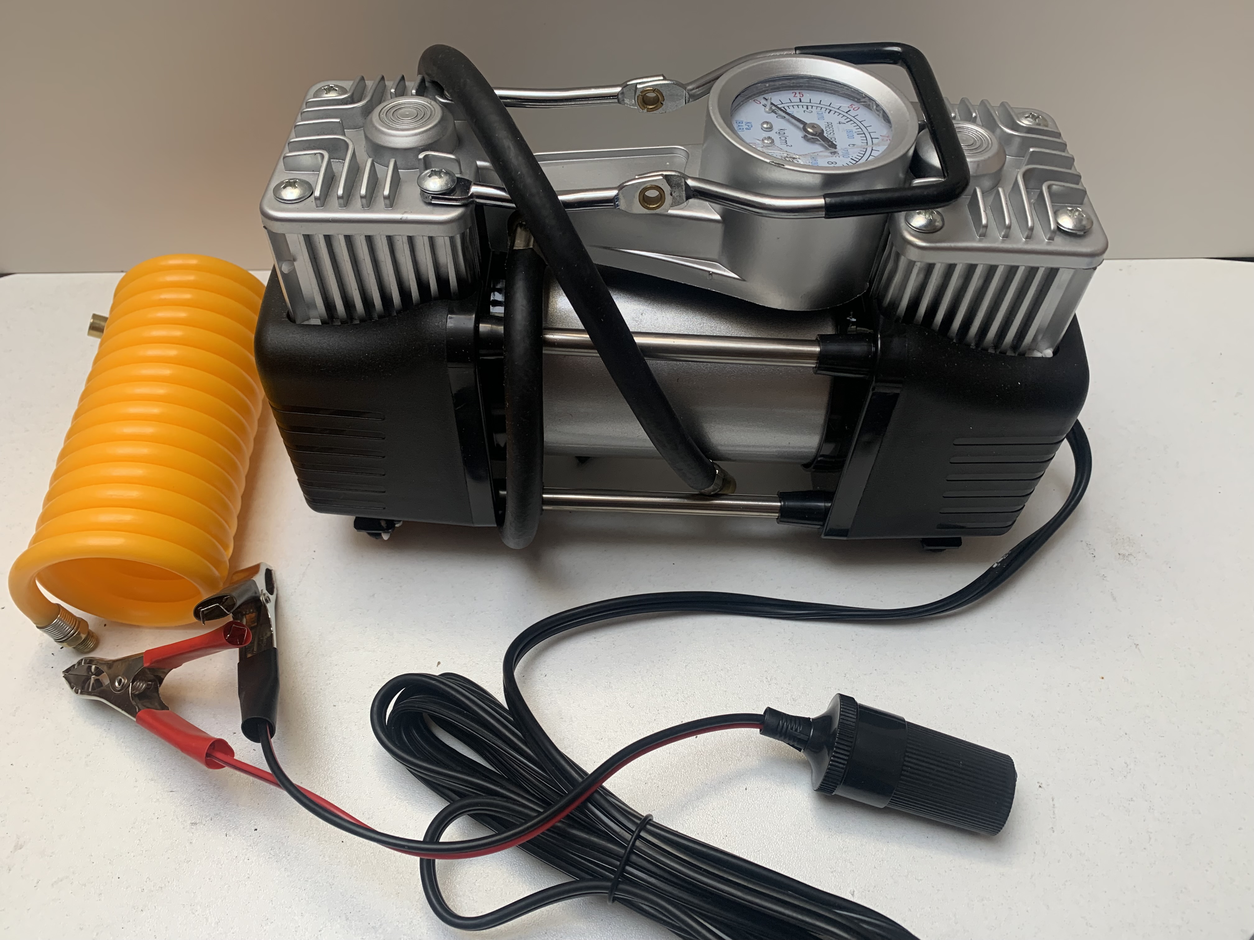 KOMPRESOR do auta DVOUPÍSTOVÝ 12V