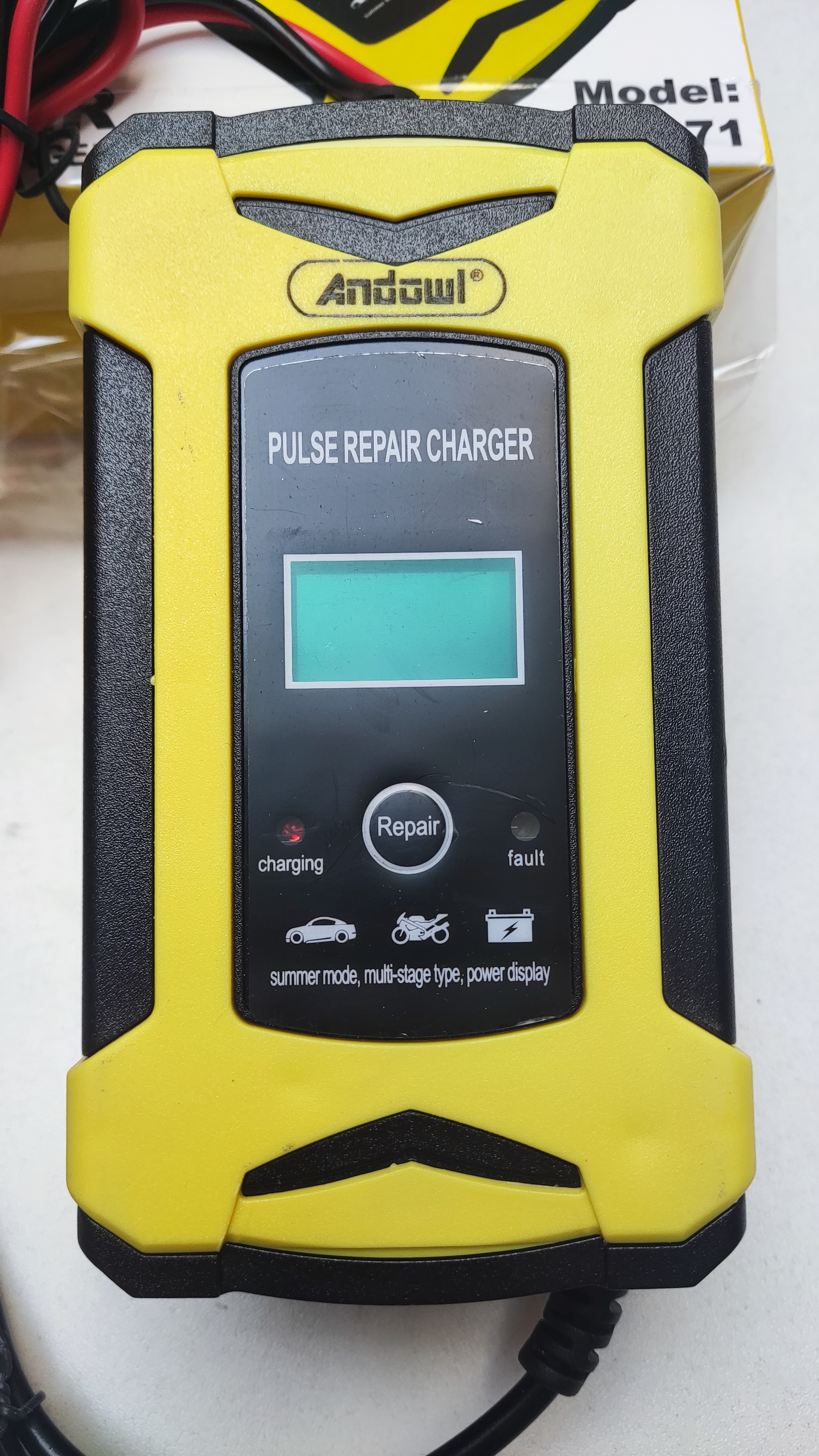 Nabíječka autobaterií  12V  6A AGM LiFePO4 Lead Acid LCD displej