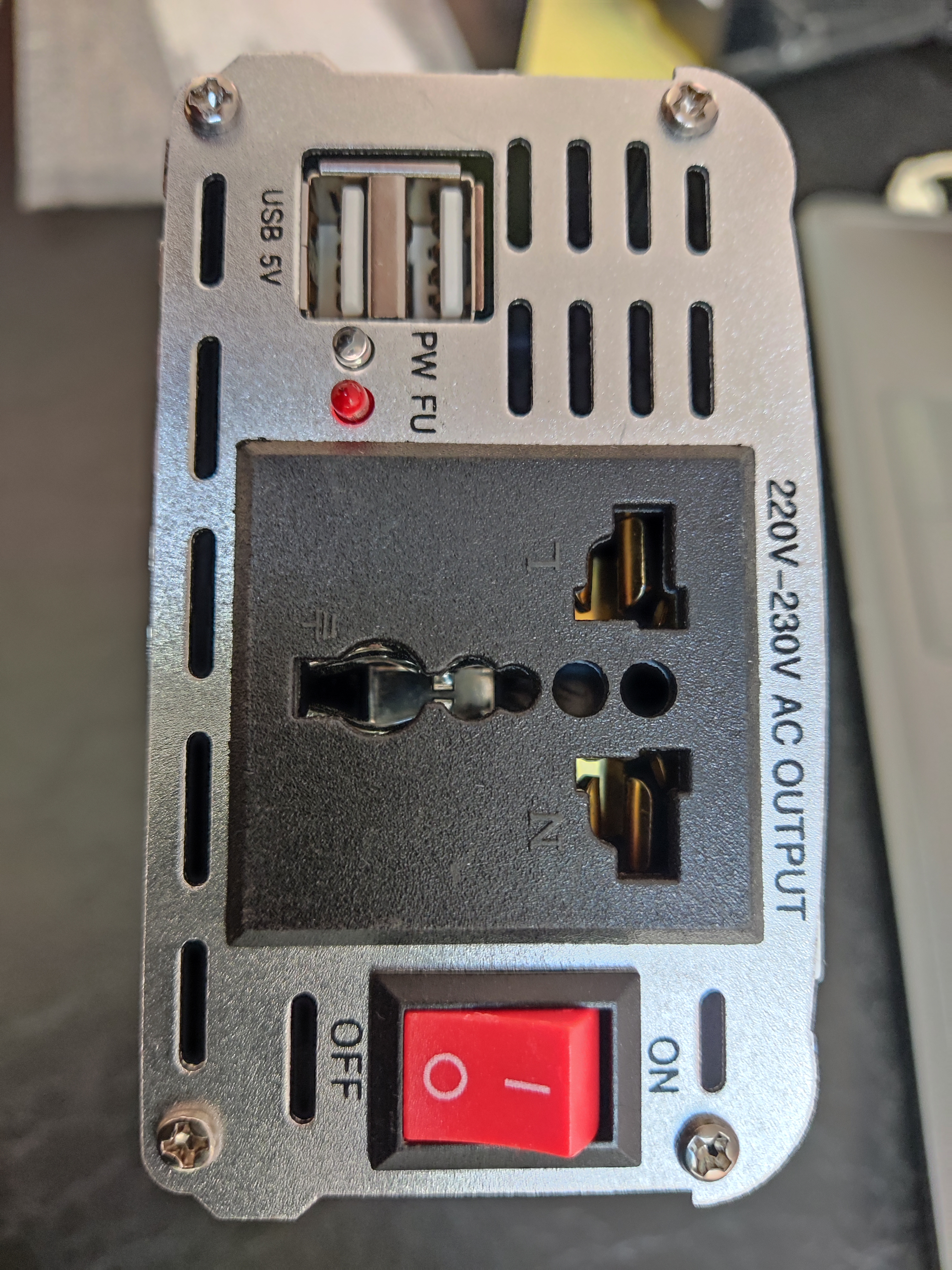  Měnič napětí 12V -> 220V / 1500W