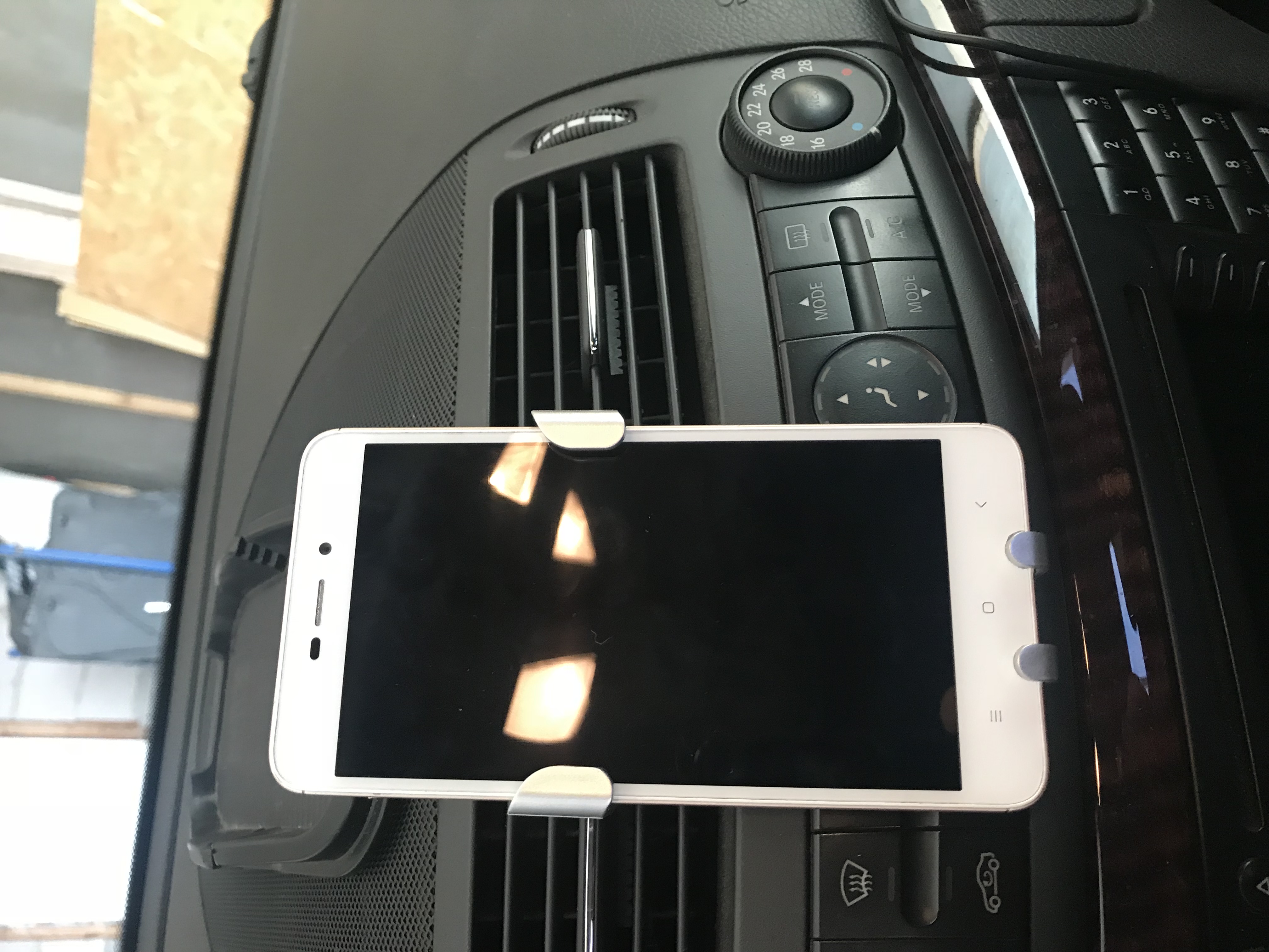Držák smartphonu,mřížky ventilátoru