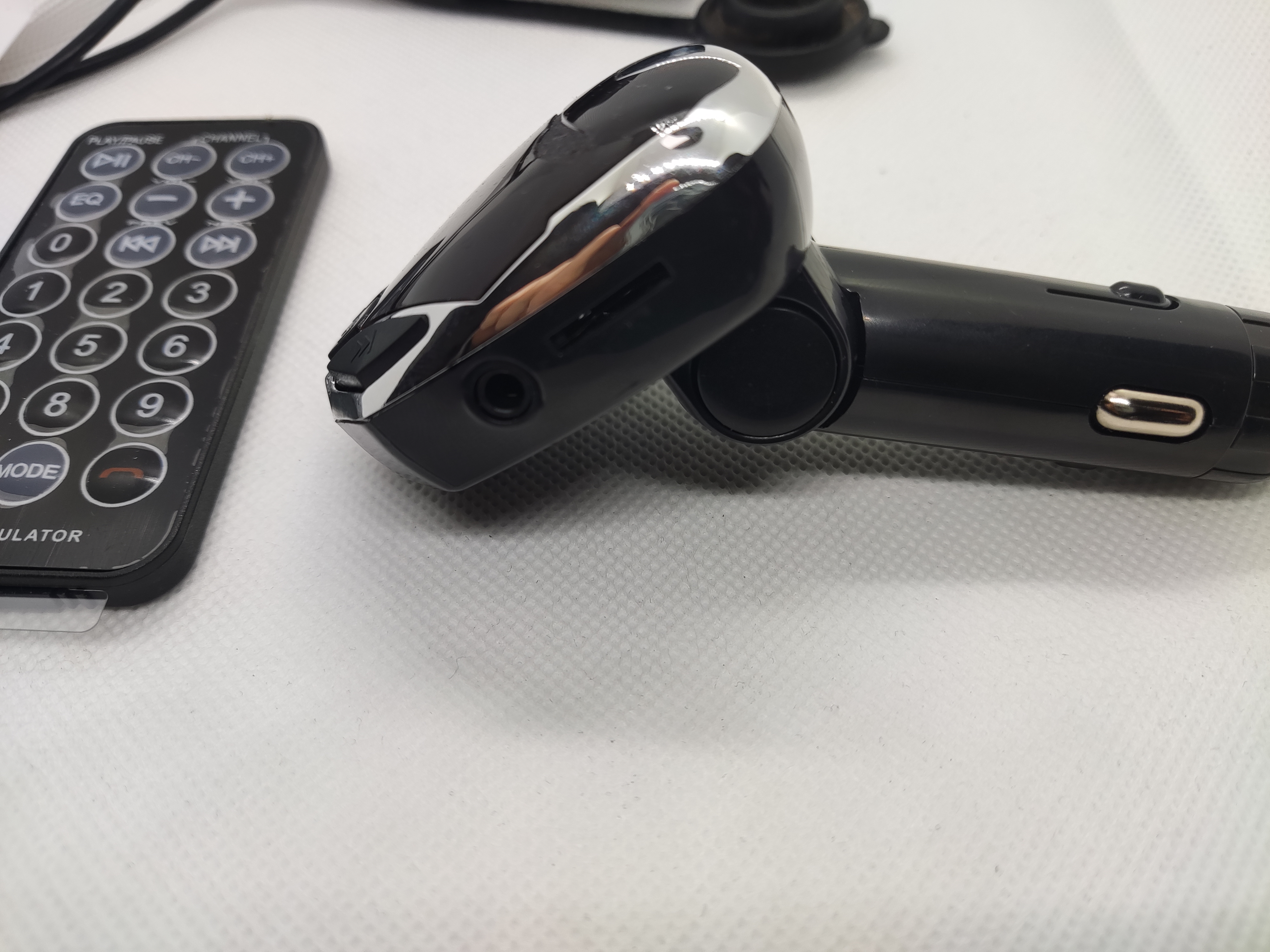 FM transmitter s přehledným displejem do autozapalovače