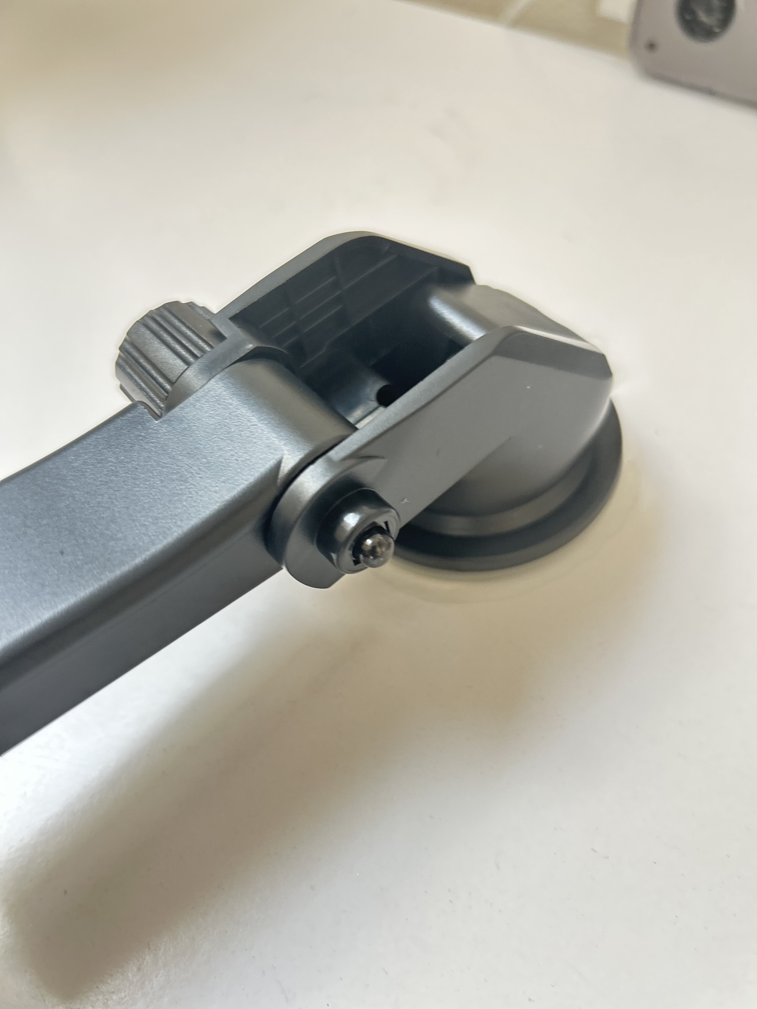 Držák do auta a magnetická bezdrátová nabíječka s konektory Micro USB/Lightning/Type C A7s