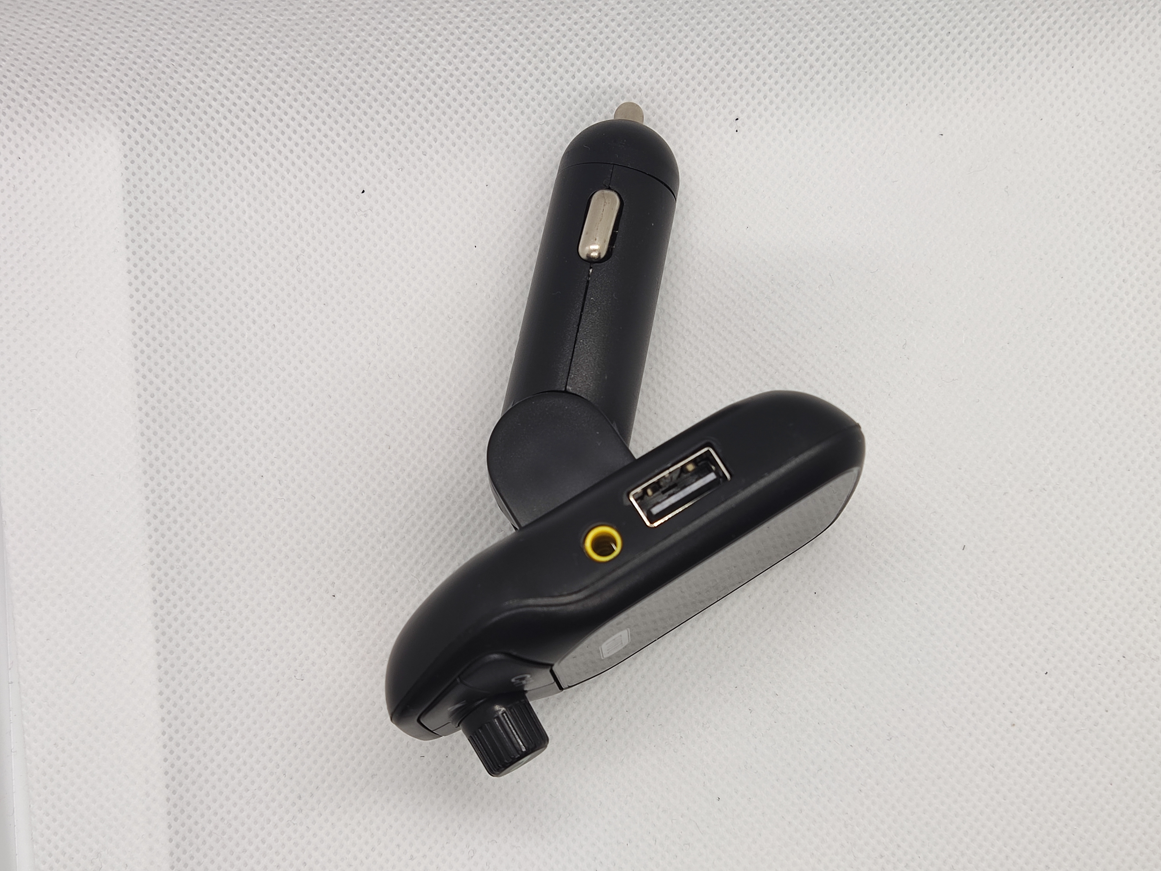 FM transmitter s přehledným displejem do autozapalovače