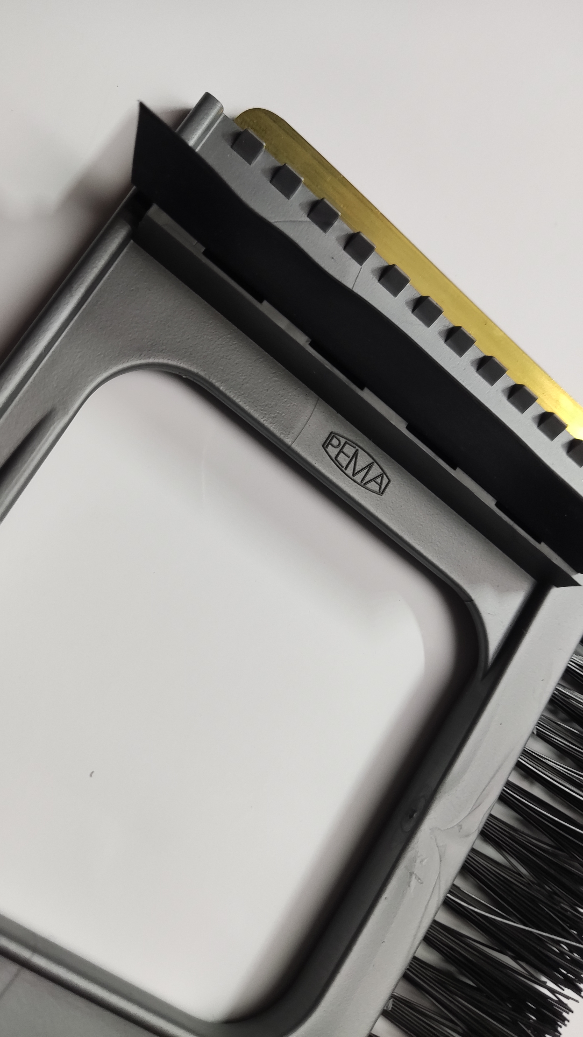 Škrabka na sníh s kovovým břitem