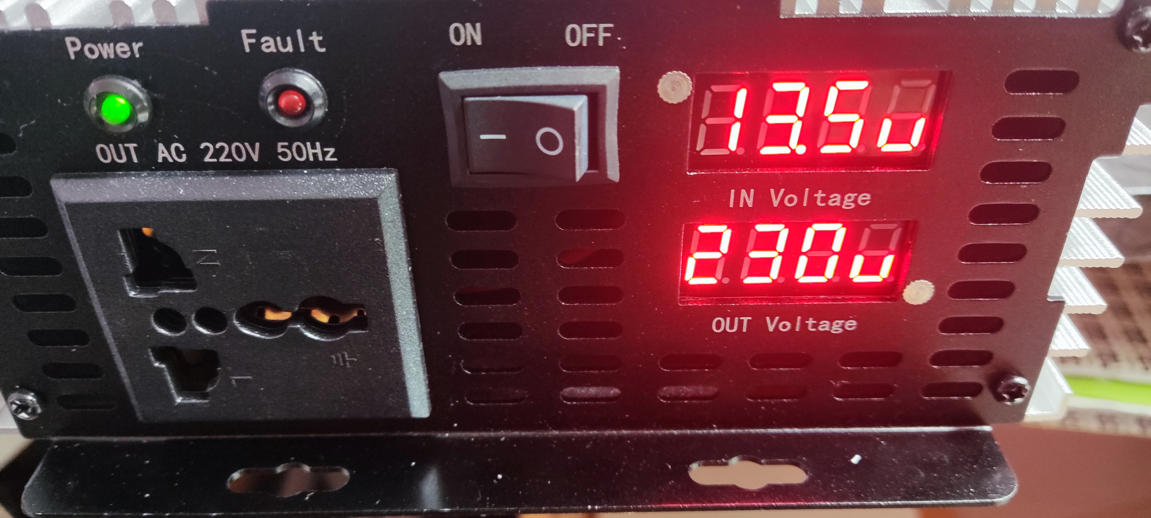 MĚNIČ NAPĚTÍ DC/AC 12V / 220V, 4000W 