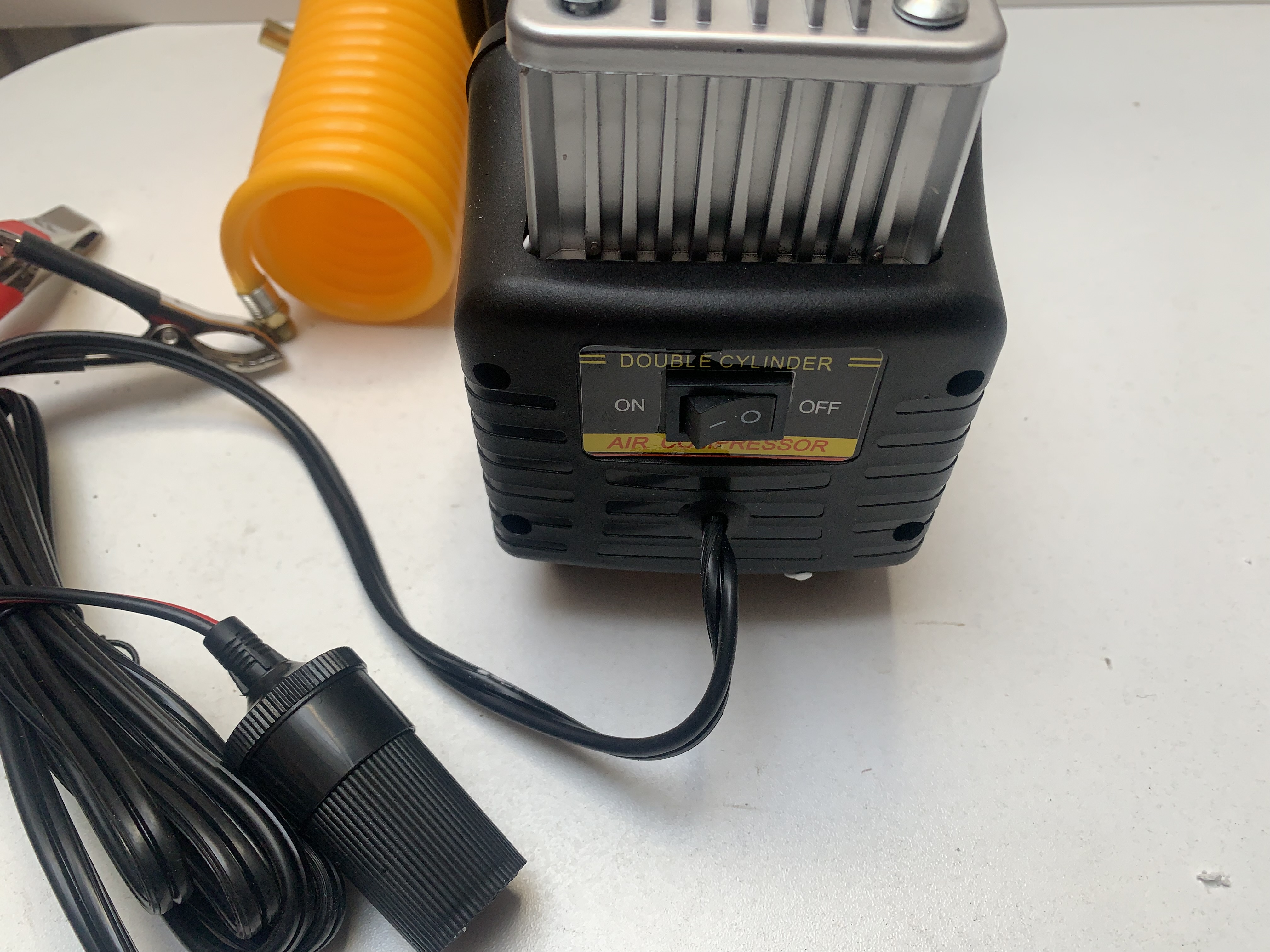 KOMPRESOR do auta DVOUPÍSTOVÝ 12V