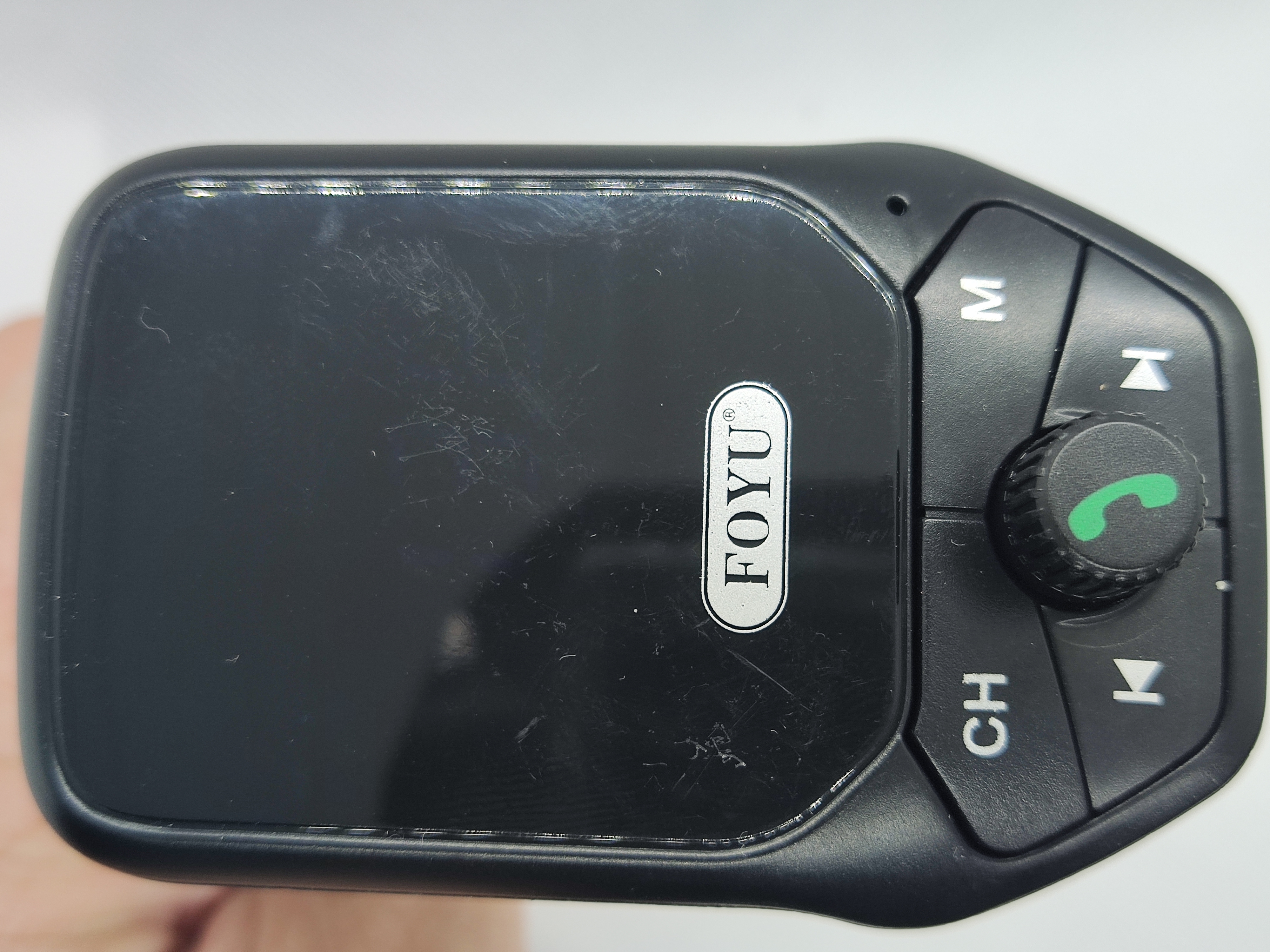 FM transmitter s přehledným displejem do autozapalovače